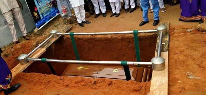 Chaos at Burial as Dead Man Refuses to Be Buried, After a Spell Exposes His Killer in Front of Mourners